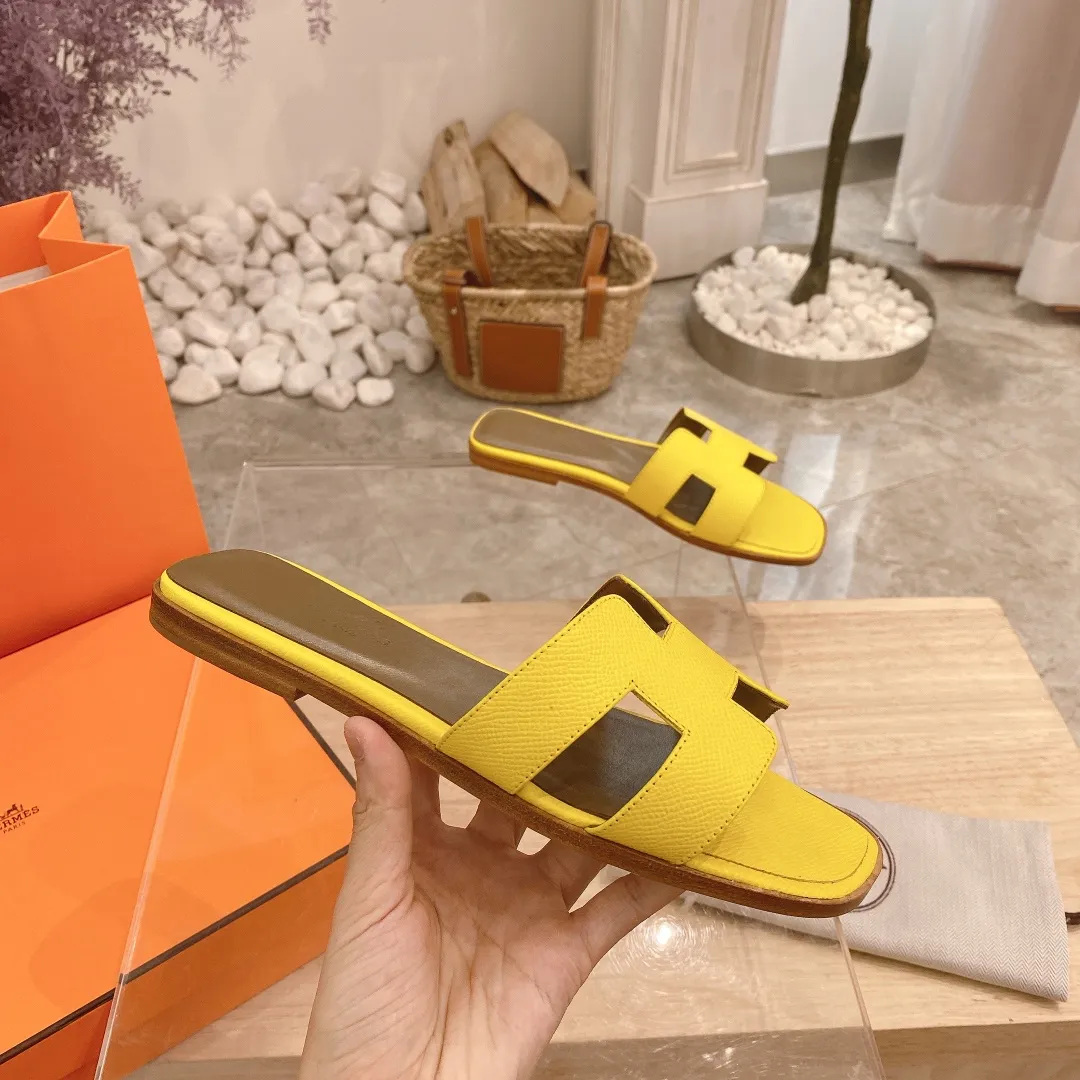 👟👟Ex-factory price 300👟👟 Genuine leather sole +40 🦄Hermès "Palm Print" has added new color sandals, "Year-round shipment" with three-dimensional concave and convex feeling on the classic "H" upper... It is a must-have item in your wardrobe, and it is magically versatile in this summer! This model fully demonstrates the classic Hermès style "palm print". Classic calfskin material ~ imported sheepskin. Lining 🐎Size: 34~42. Heel height ② type: low heel 1.5cm. Medium heel 4.5cm. Genuine leather sole +40 rubber sole.